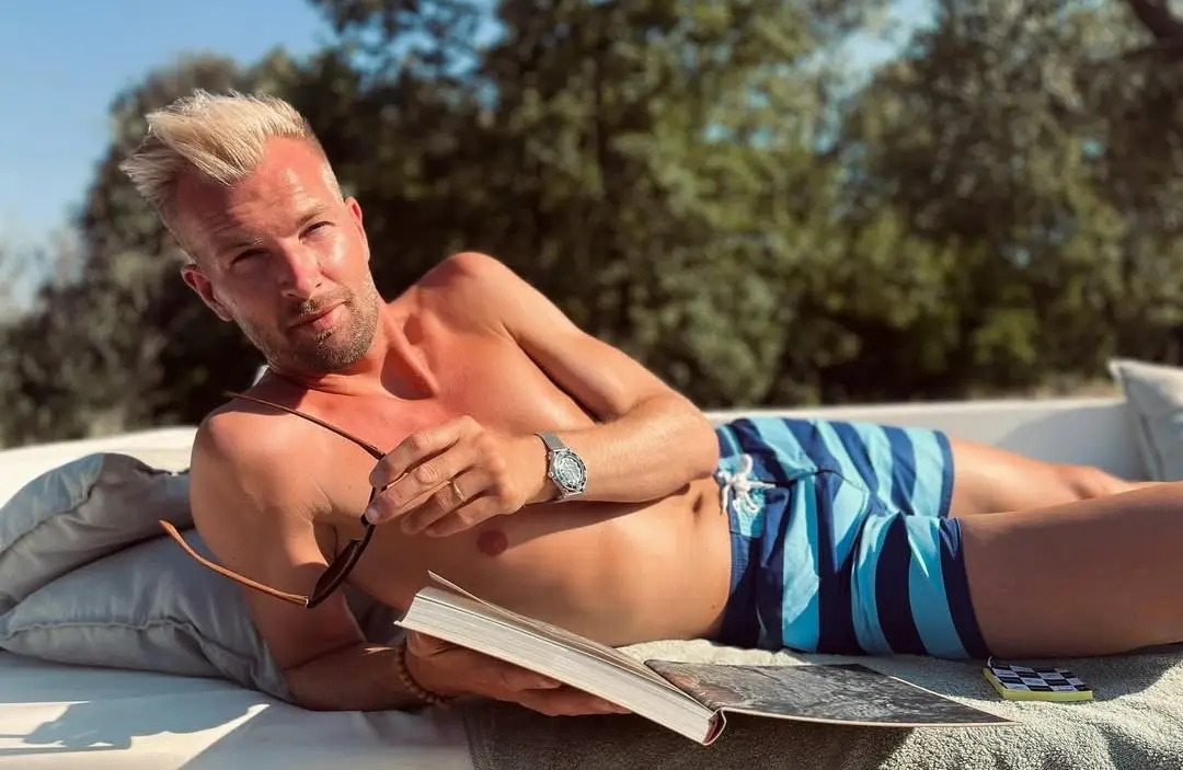 KIJK. Ruben Van Gucht zet de bloemetjes buiten met 20-jarig model