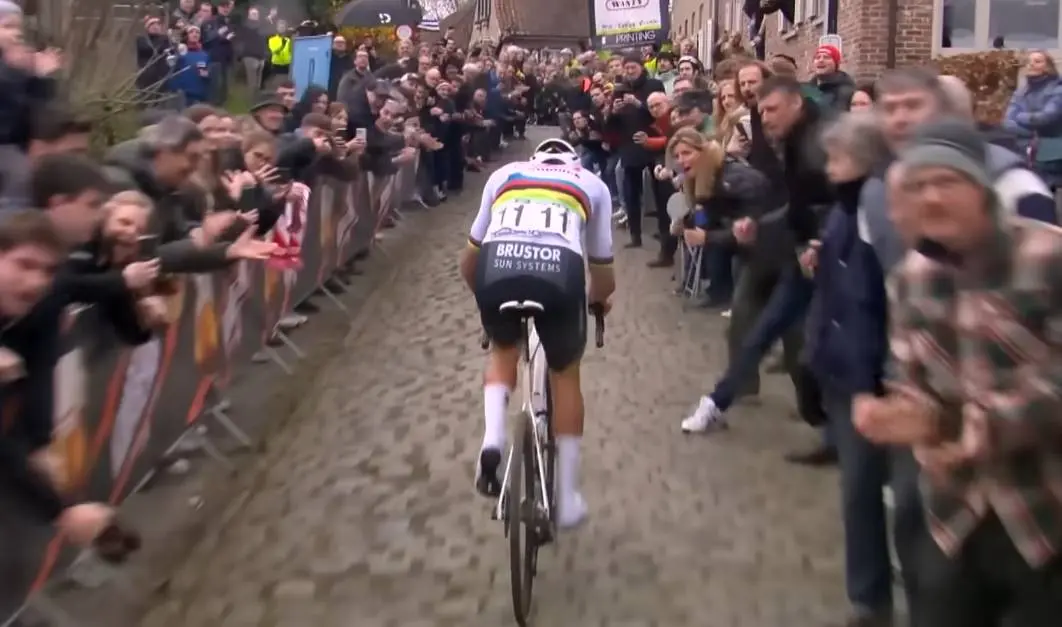 Dat belooft voor vrijdag: opvallend 'detail' gespot bij Mathieu van der Poel tijdens verkenning E3 Saxo Classic