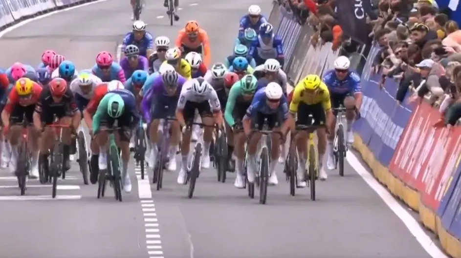 Jasper Philipsen sprint naar glorie in In Flanders Fields na zinderende finale