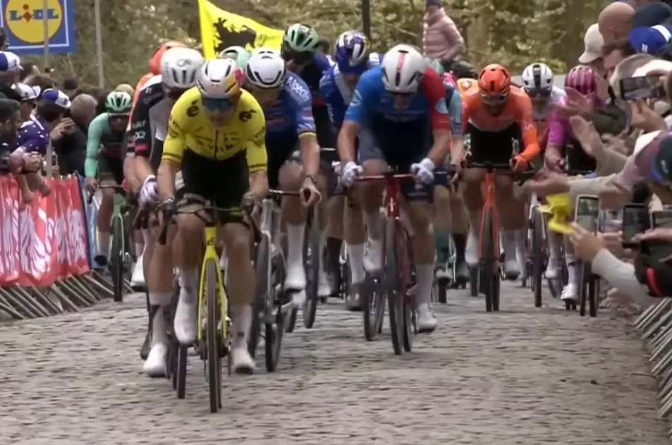 Jan Bakelants weet het zeker: dit is de échte reden waarom van der Poel geen zin had om hard mee te werken met Van Aert