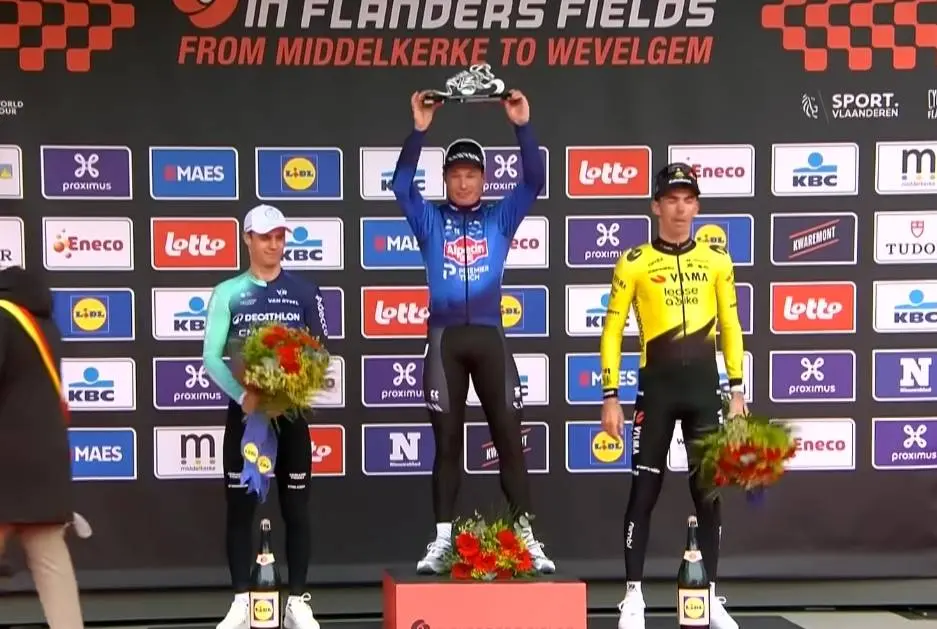 Jasper Philipsen doet boekje open: dit zei Mathieu van der Poel via de oortjes tijdens In Flanders Fields