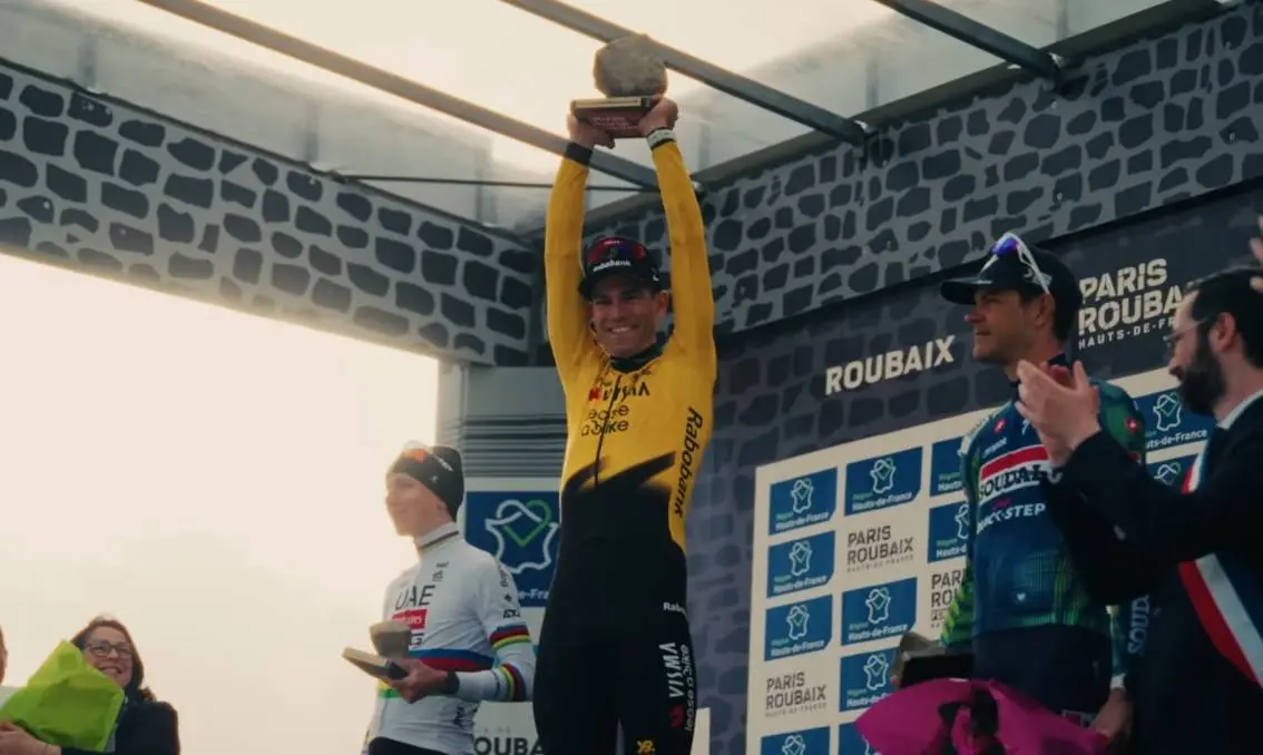 Welke vleesjes at Wout van Aert bij zijn frieten na Parijs-Roubaix, en wat nam Sarah? Dit was hun bestelling...