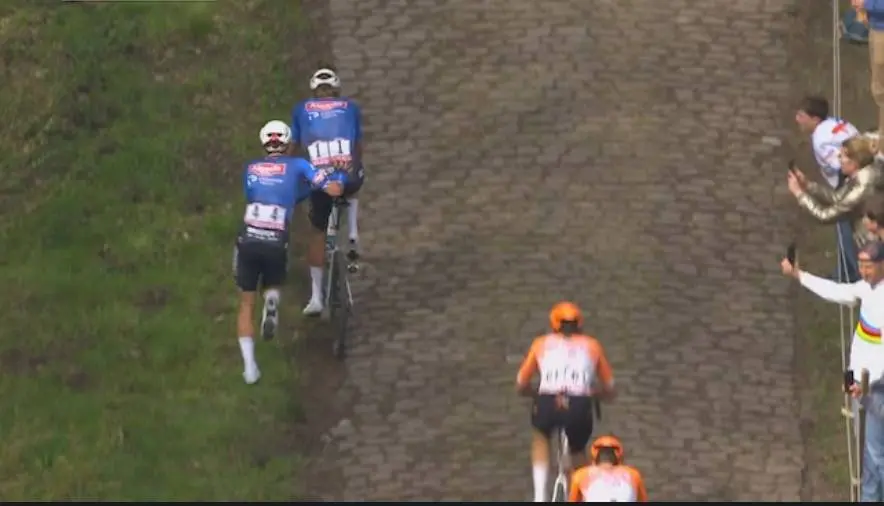'Schuldige' slaat mea culpa na 'pedalenramp' bij van der Poel in Parijs-Roubaix: "Mijn verantwoordelijkheid"