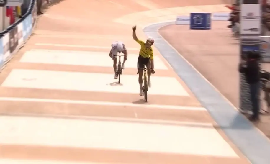 Geen eerlijke strijd? Met dit probleem kampte Pogacar tijdens de sprint tegen Wout van Aert...