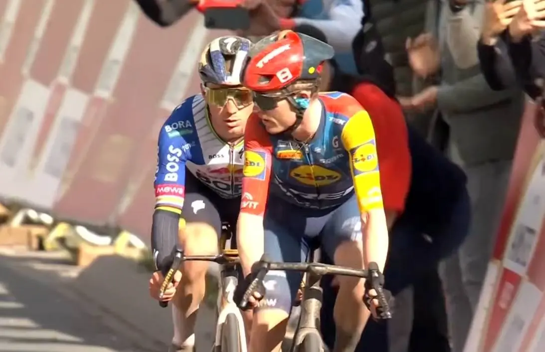 Evenepoel onthult waarom hij per se wilde sprinten tegen Skjelmose in Amstel Gold Race: "Dat voelde ik..."