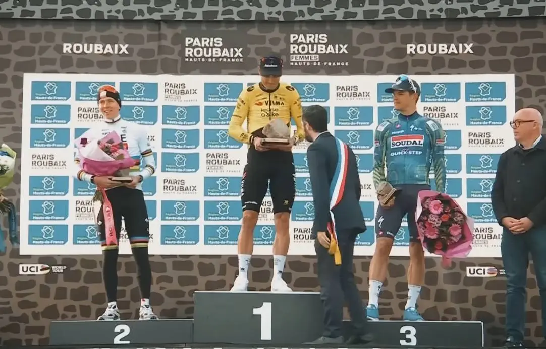 Waarom zijn kinderen niet mee op het podium kwamen in Roubaix: opvallende beslissing van Wout van Aert uitgelegd