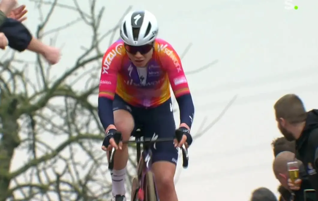 Wake-upcall! Lotte Kopecky stevig wakker geschud net voor Ronde van Vlaanderen