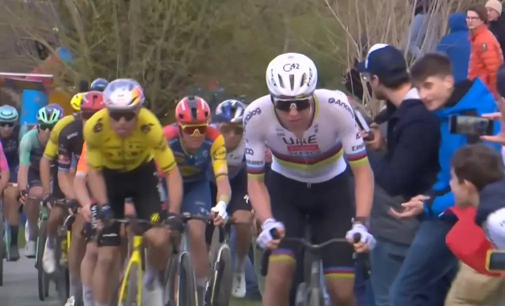 Analist windt er geen doekjes om: "Topfavoriet maakte gigantische fout in Ronde van Vlaanderen"