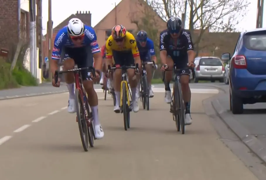Analisten zien hét grote probleem voor Wout van Aert in Parijs-Roubaix: "Hij kan het nog steeds niet"