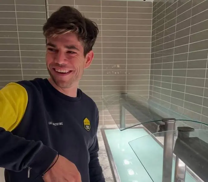 Wout van Aert deelt speciale foto: bijzonder iemand mag zijn Roubaix-kassei in de lucht steken