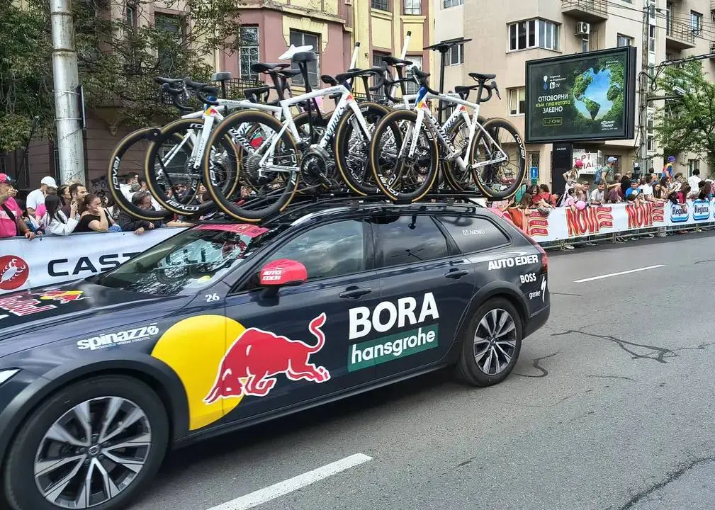 giro-d-italia-2026-sofia-redbull-bora-hansgrohe-team-car-02-6a4d17fe81122