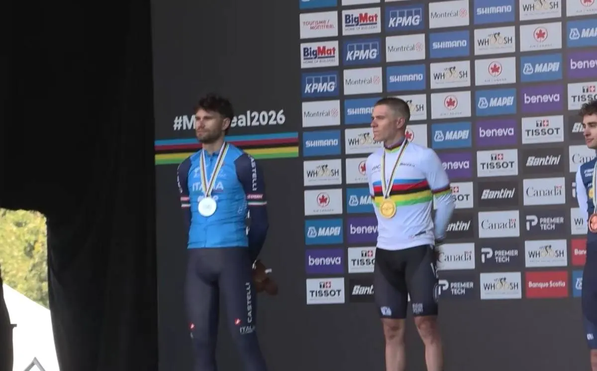 Remco Evenepoel tijdens het WK tijdrijden 2026 in Montréal, waar hij Filippo Ganna met 57 seconden versloeg.