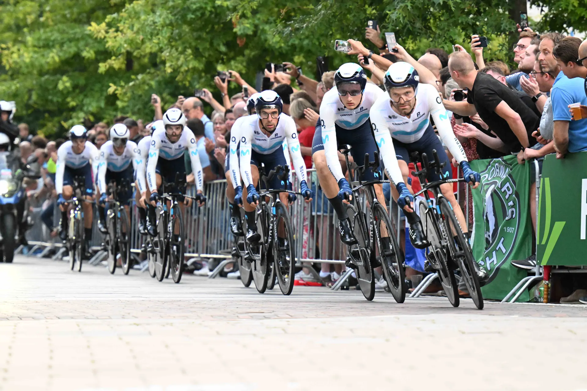Alle details over het trainingskamp van Movistar Team met Nairo Quintana in zijn nieuwe kleuren.
