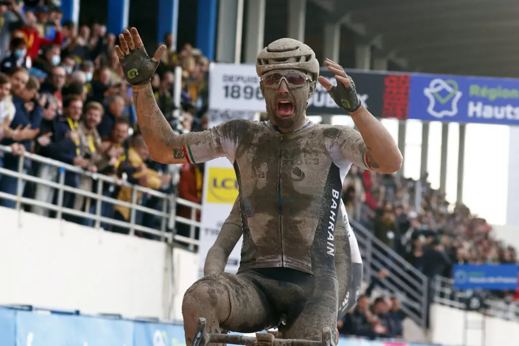 Mathieu van der Poel denkt terug aan nederlaag Parijs-Roubaix tegen Sonny Colbrelli: "Je weet nooit wanneer je weer de kans krijgt om zo'n wedstrijd te winnen"