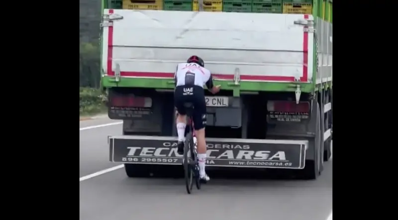 VIDEO: Felix Grosss van Team UAE grijpt een vrachtwagen van achteren terwijl hij op de weg traint: ""Betreurenswaardige en onacceptabele houding"
