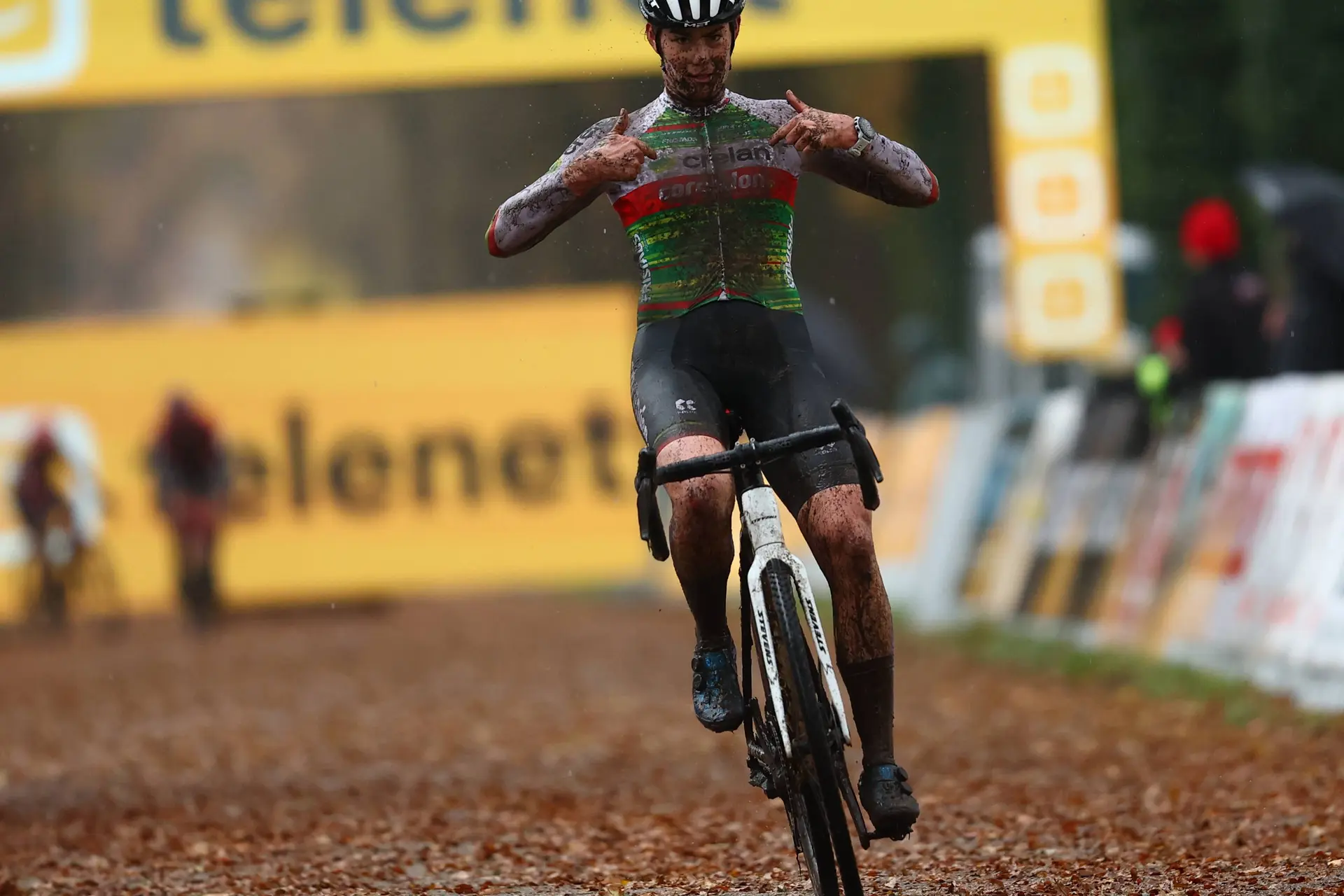 Marion Norbert Riberolle pakt belangrijke overwinning in veldrit Essen door Aniek van Alphen te verslaan