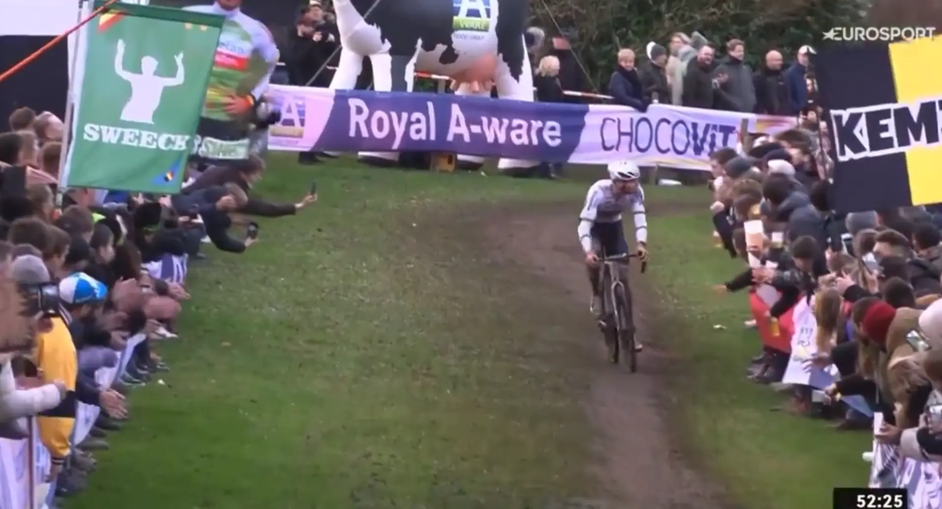 "De reactie van Mathieu is menselijk" - Van der Poel krijgt steun van wedstrijdorganisator GP Sven Nys na spuugincident