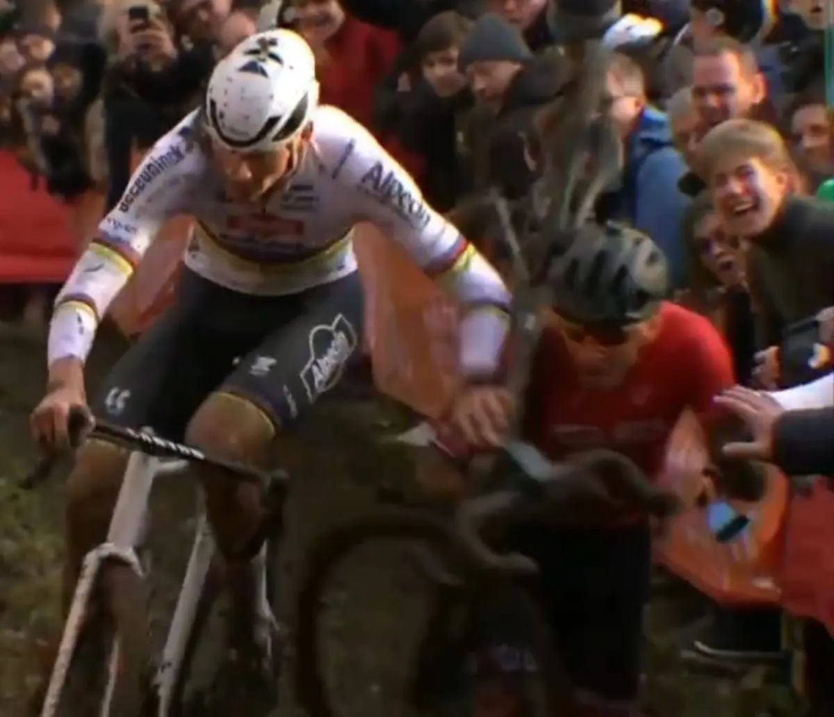 "Daar moet hij zeker zijn droom niet voor opgeven" - Mathieu van der Poel reageert op Felipe Nystrom die seizoen voortijdig beëindigt door incident in Gavere