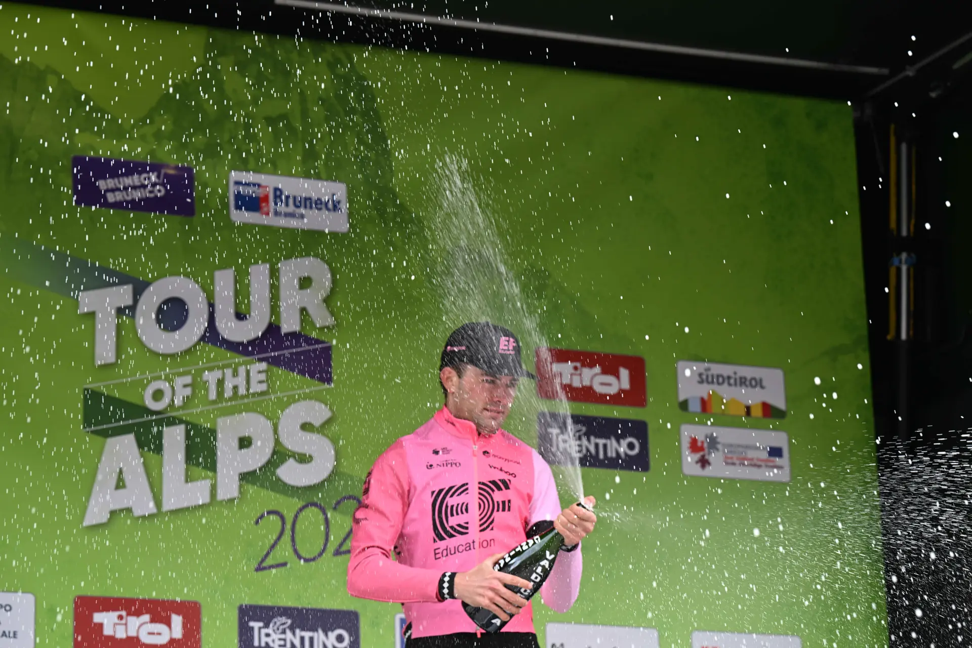 Simon Carr over zijn Trofeo Calvia overwinning: "Rui Costa en Alberto Bettiol zaten in de achtervolgende groep, waardoor ik mijn benen stil kon houden en kon gokken op een sprint"