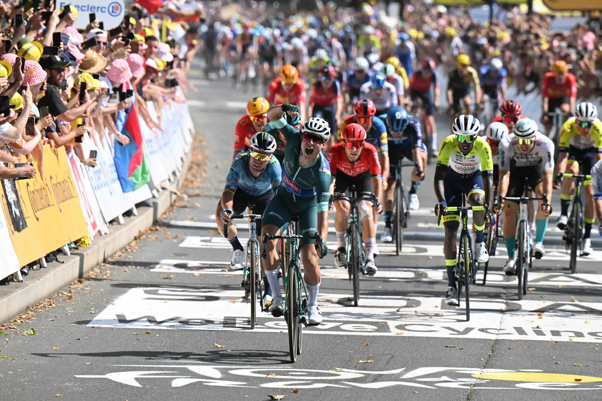 Jasper Philipsen vertelt een anekdote over zijn derde etappezege in de Tour de France van vorig jaar: "Het leek wel een begrafenis in de bus. Daar zaten ze op hun tv, 3 km van de finish".