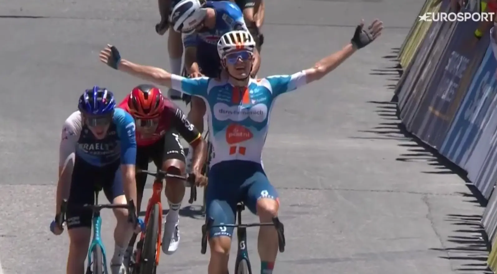 VIDEO: De sensationele aanval van Oscar Onley op Willunga Hill