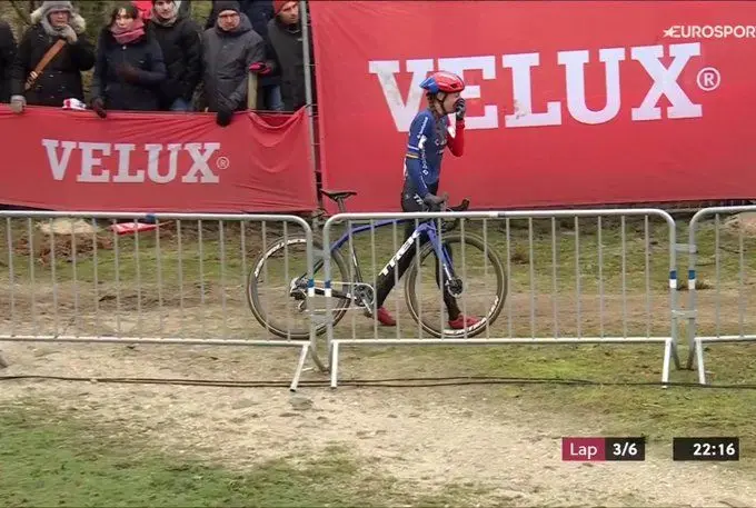 VIDEO: Lucinda Brand valt hard terwijl ze leidt in Zonhoven