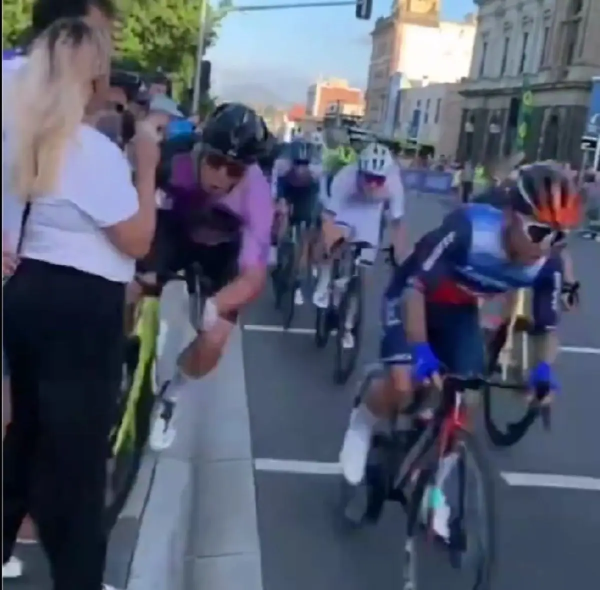 VIDEO: Toeschouwer filmt harde crash tijdens Australische criteriumkampioenschappen