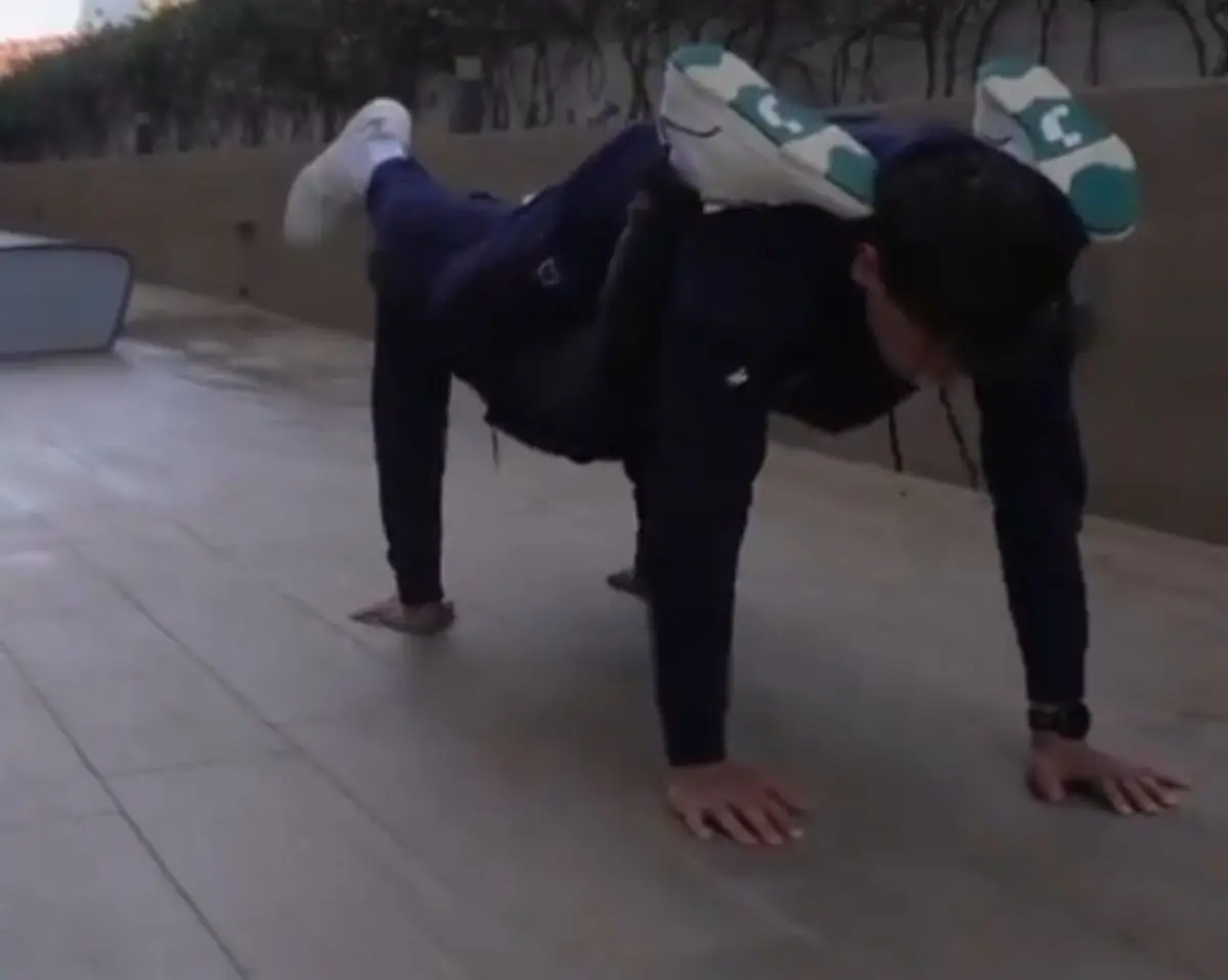 VIDEO: Soudal - Quick-Step en Julian Alaphilippe doen een ingewikkelde push-up uitdaging