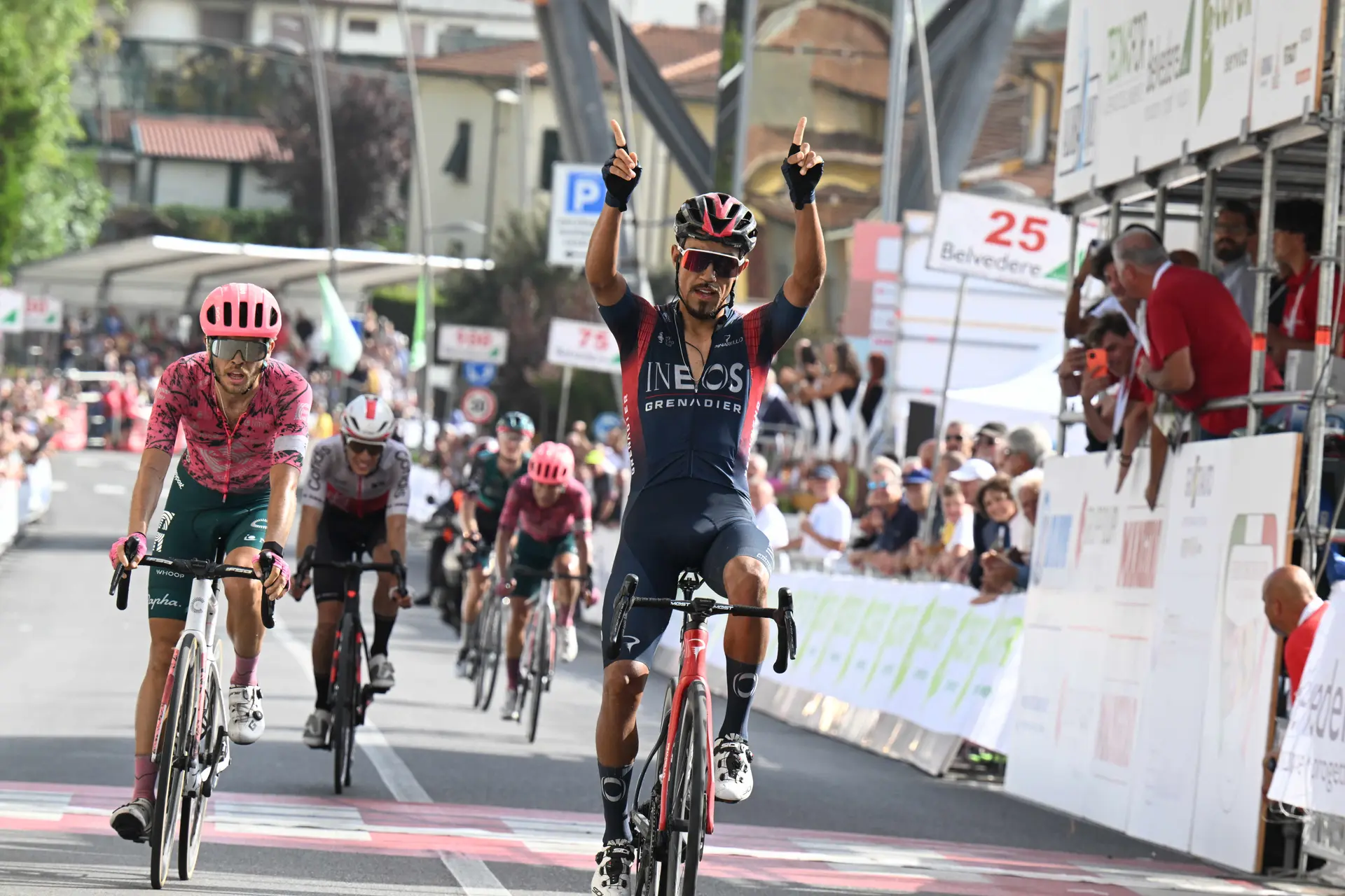 Daniel Martínez verslaat Remco Evenepoel en wint bovenop Alto da Fóia in de Volta ao Algarve