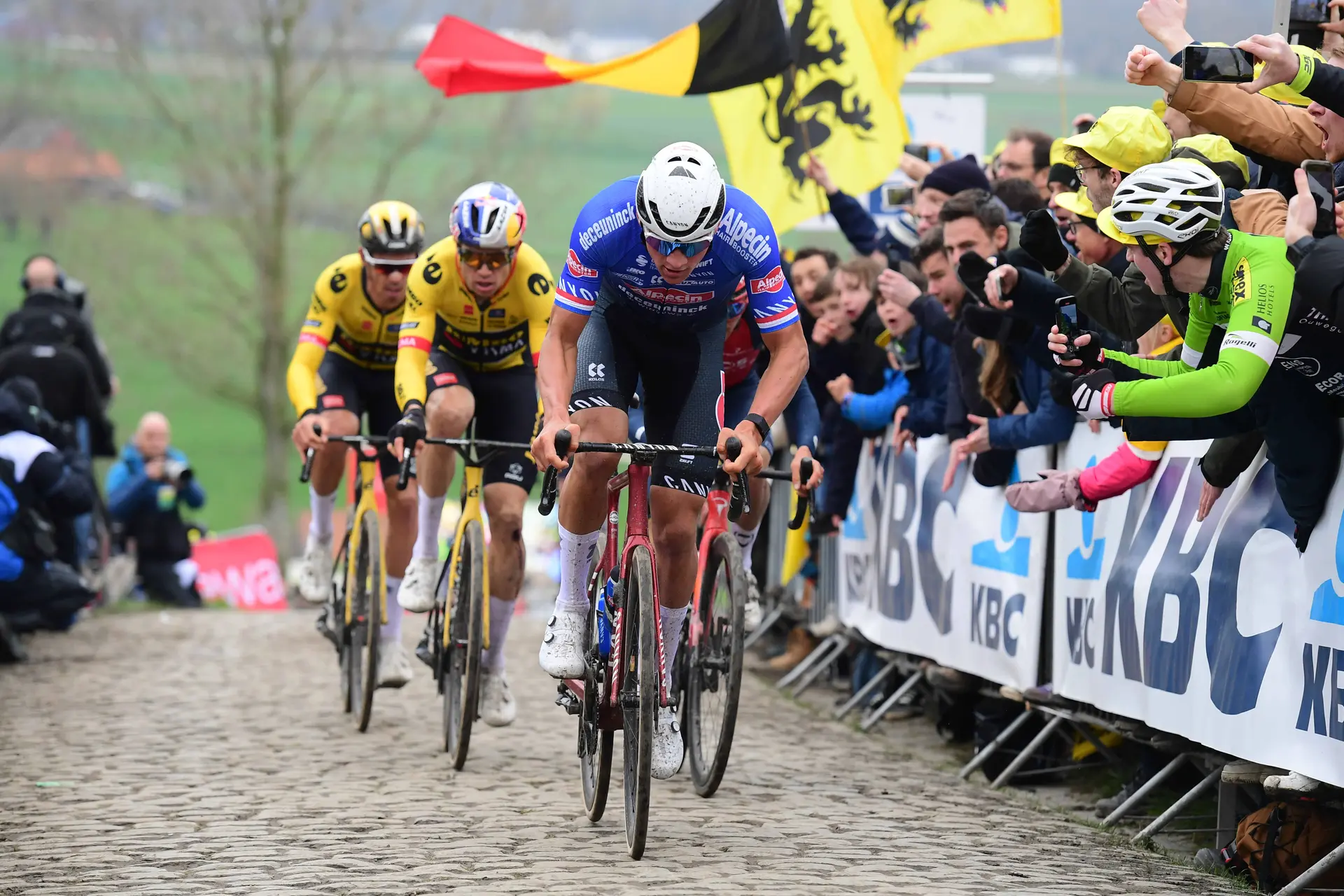 "Gelukkig hebben we Mathieu van der Poel nog om te komen spelen" - zei Adam Blythe met een knipoog over dominantie van Team Visma | Lease a Bike