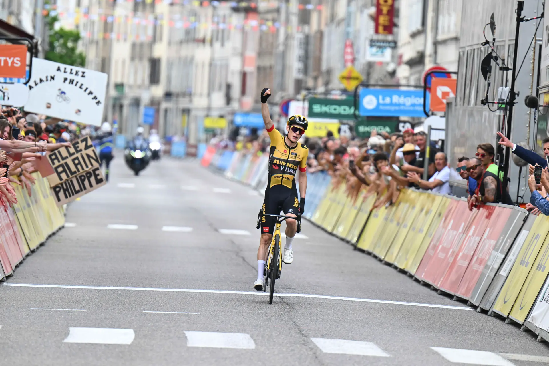 Jonas Vingegaard geeft concurrentie geen kans en wint tweede etappe Gran Camiño