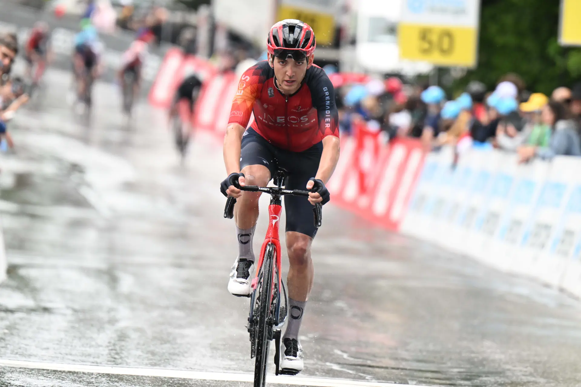 "Niet dat er ooit een goed moment is, maar het was zeker niet het beste" - Nachtmerrie met lekke band betekent ramp voor Magnus Sheffield in de Volta ao Algarve