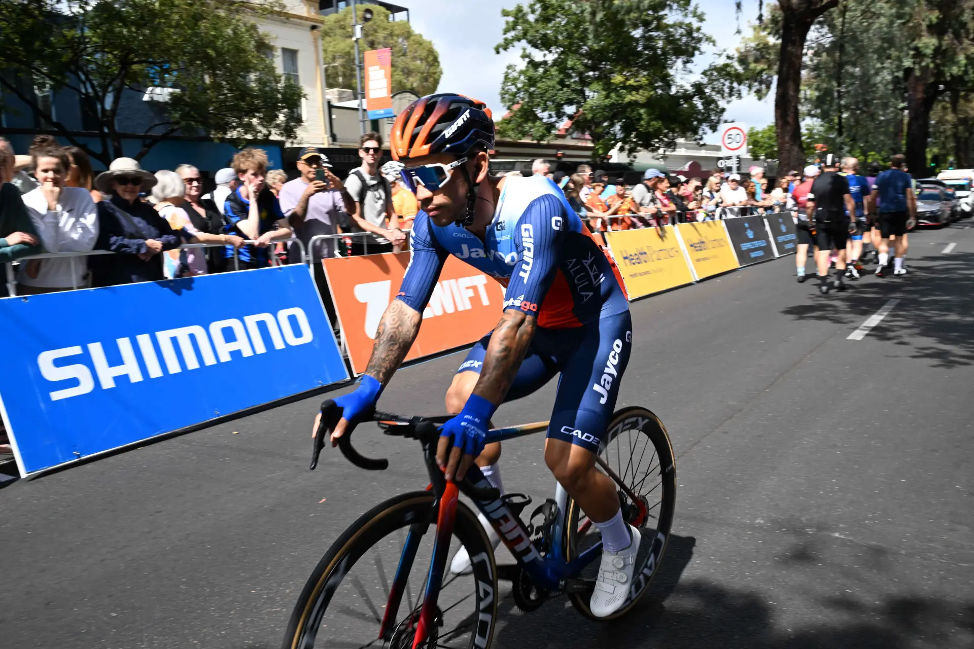 Caleb Ewan wint de massasprint in openingsetappe van de Tour of Oman2024