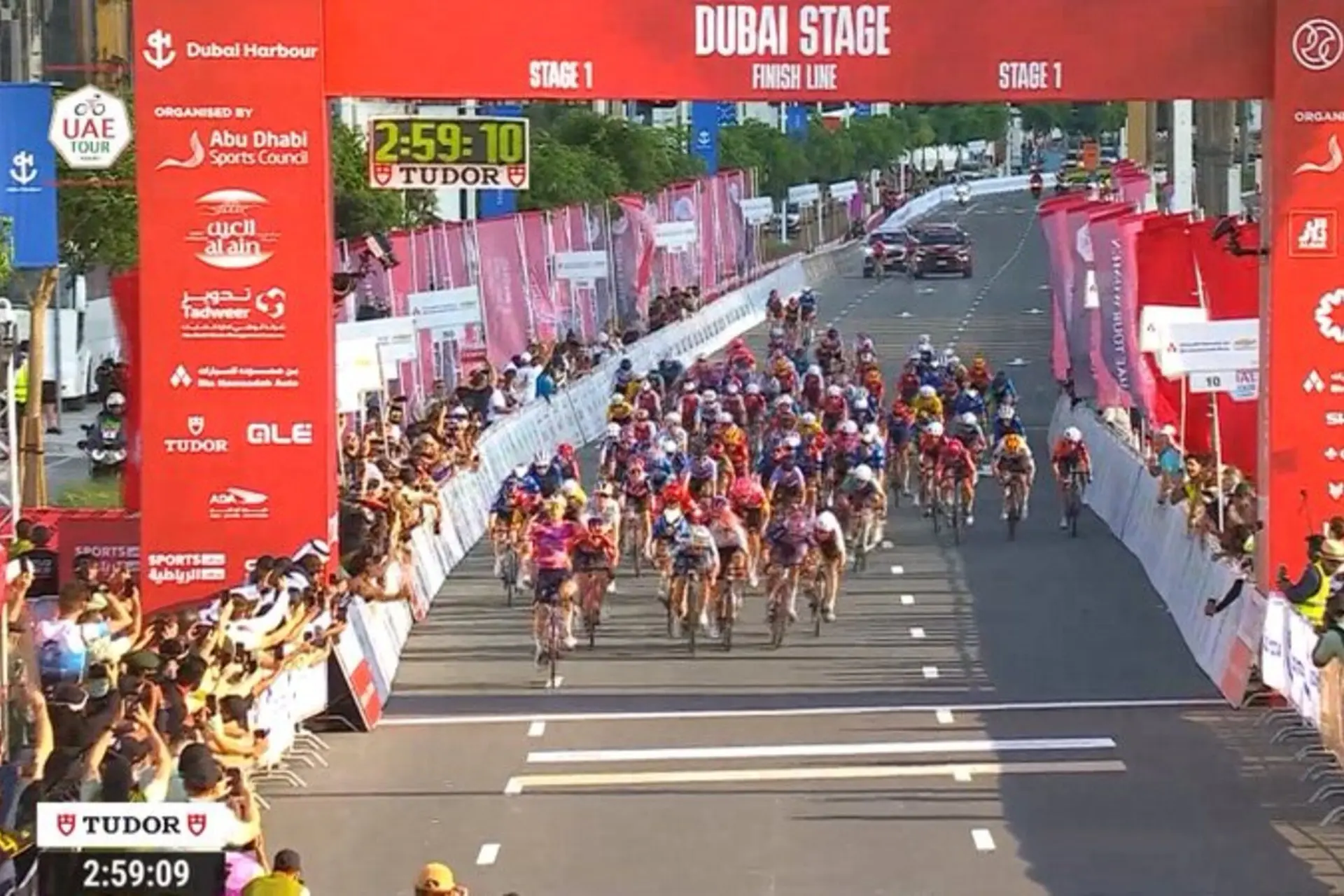 Lorena Wiebes wint de openingsetappe van de UAE Tour Women 2024