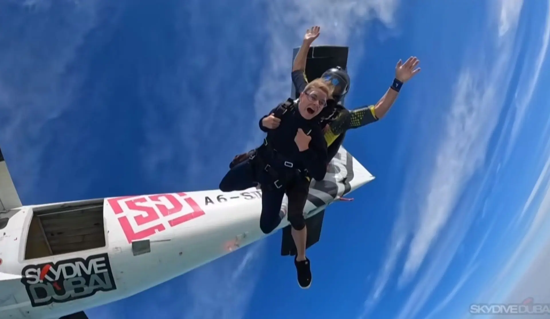 VIDEO: Lotte Kopecky maakt parachutesprong in Dubai in aanloop naar UAE Tour