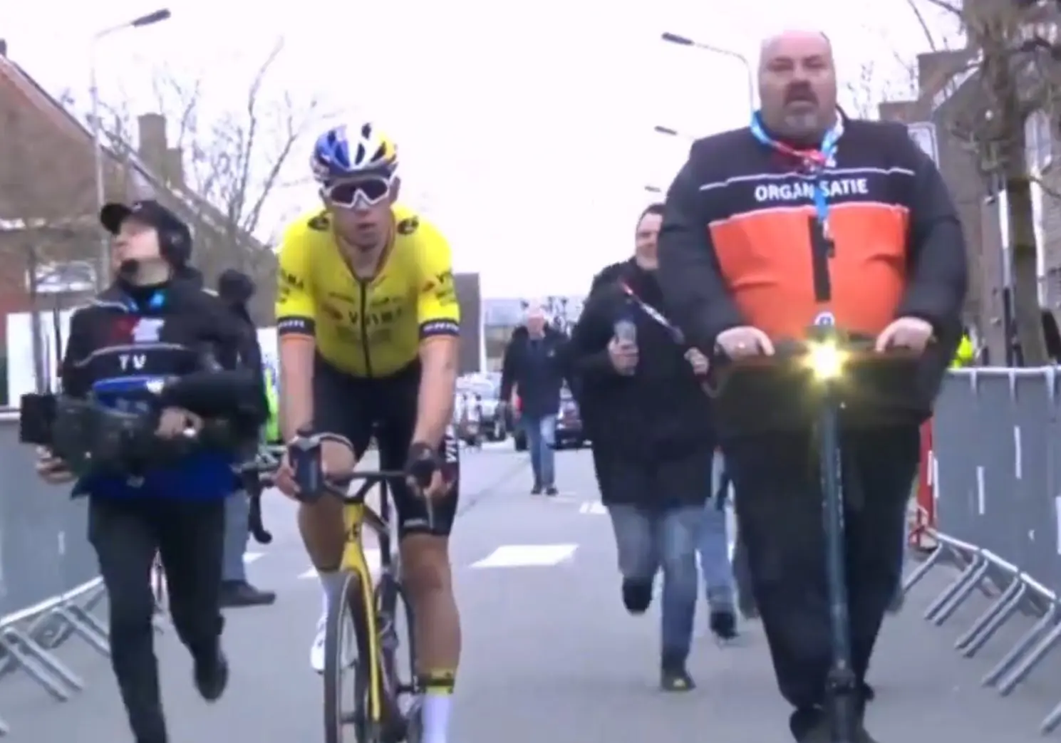 Steward gaat viraal nadat hij op zijn step meerijdt met Van Aert: "Het is leuk dat Wout erom kan lachen"