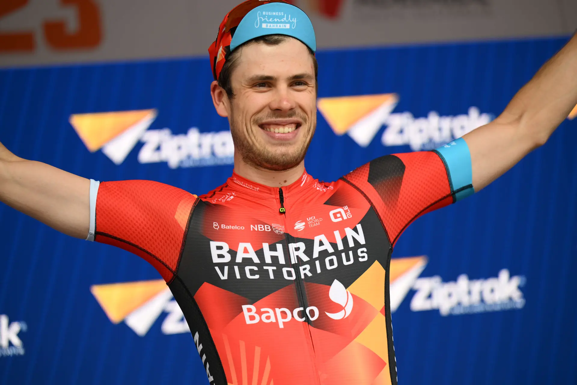 Phil Bauhaus profiteert van valpartij en wint derde etappe van Tirreno-Adriatico 2024