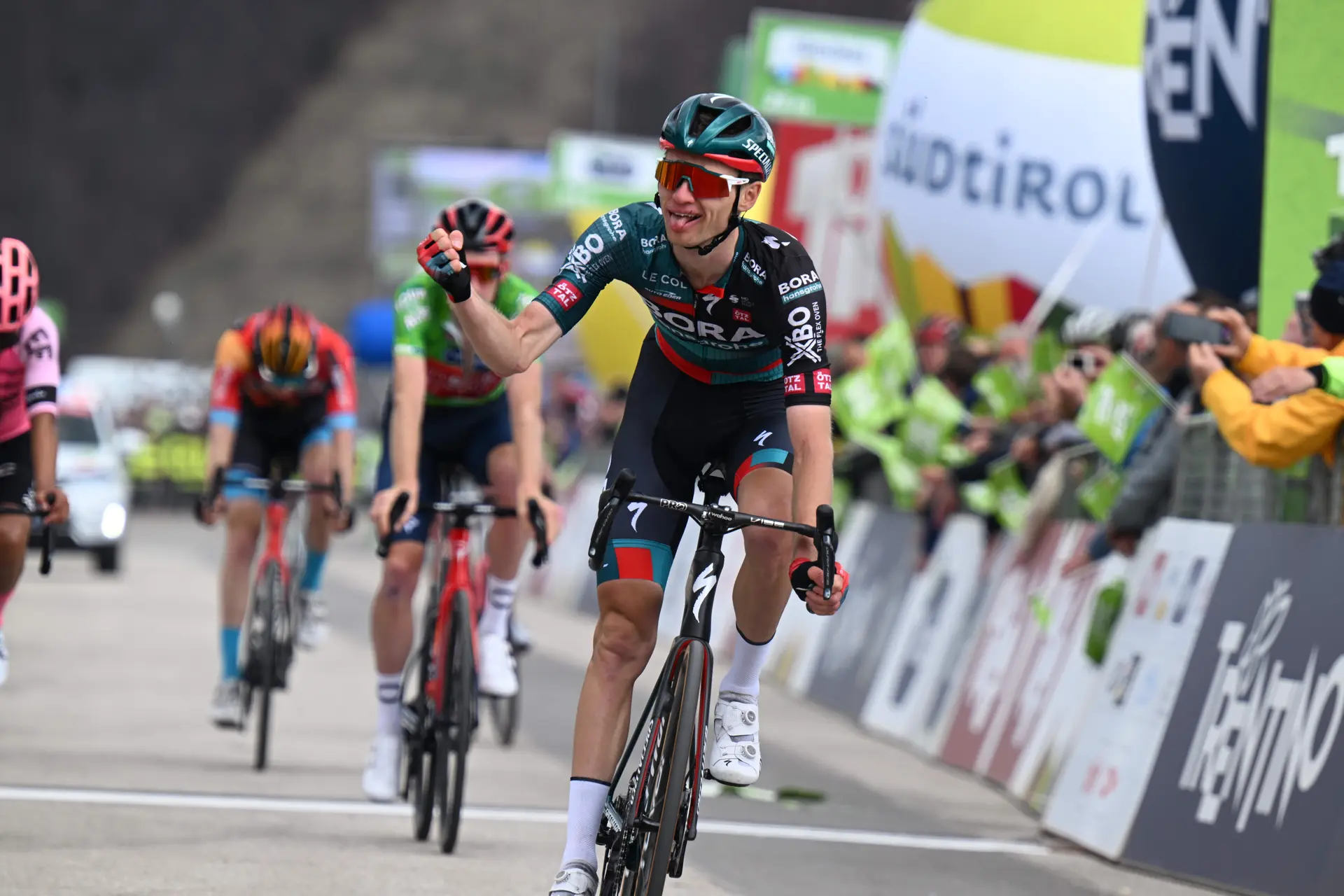 Aleksandr Vlasov wint zevende etappe Parijs-Nice op Madone d'Utelle; Brandon McNulty behoudt gele trui maar verliest tijd