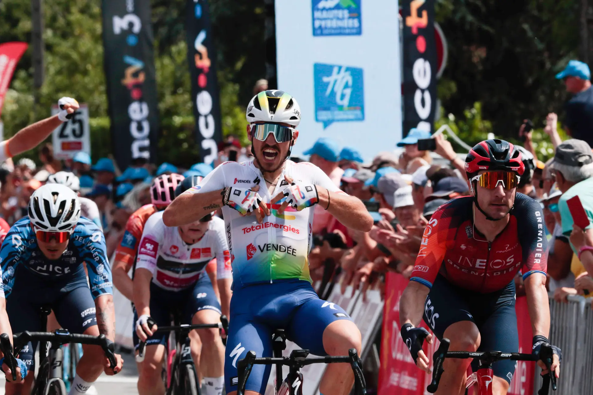 Jason Tesson boekt zege in La Roue Tourangelle na dag vol valpartijen in Frankrijk