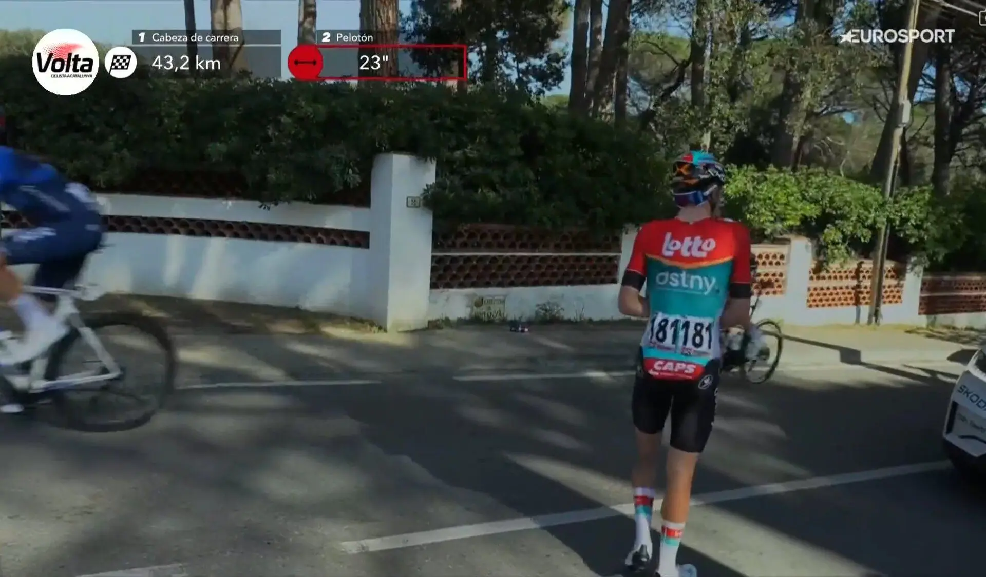 VIDEO: Maxim van Gils zichtbaar gefrustreerd na valpartij in de eerste etappe van de Volta a Catalunya 2024