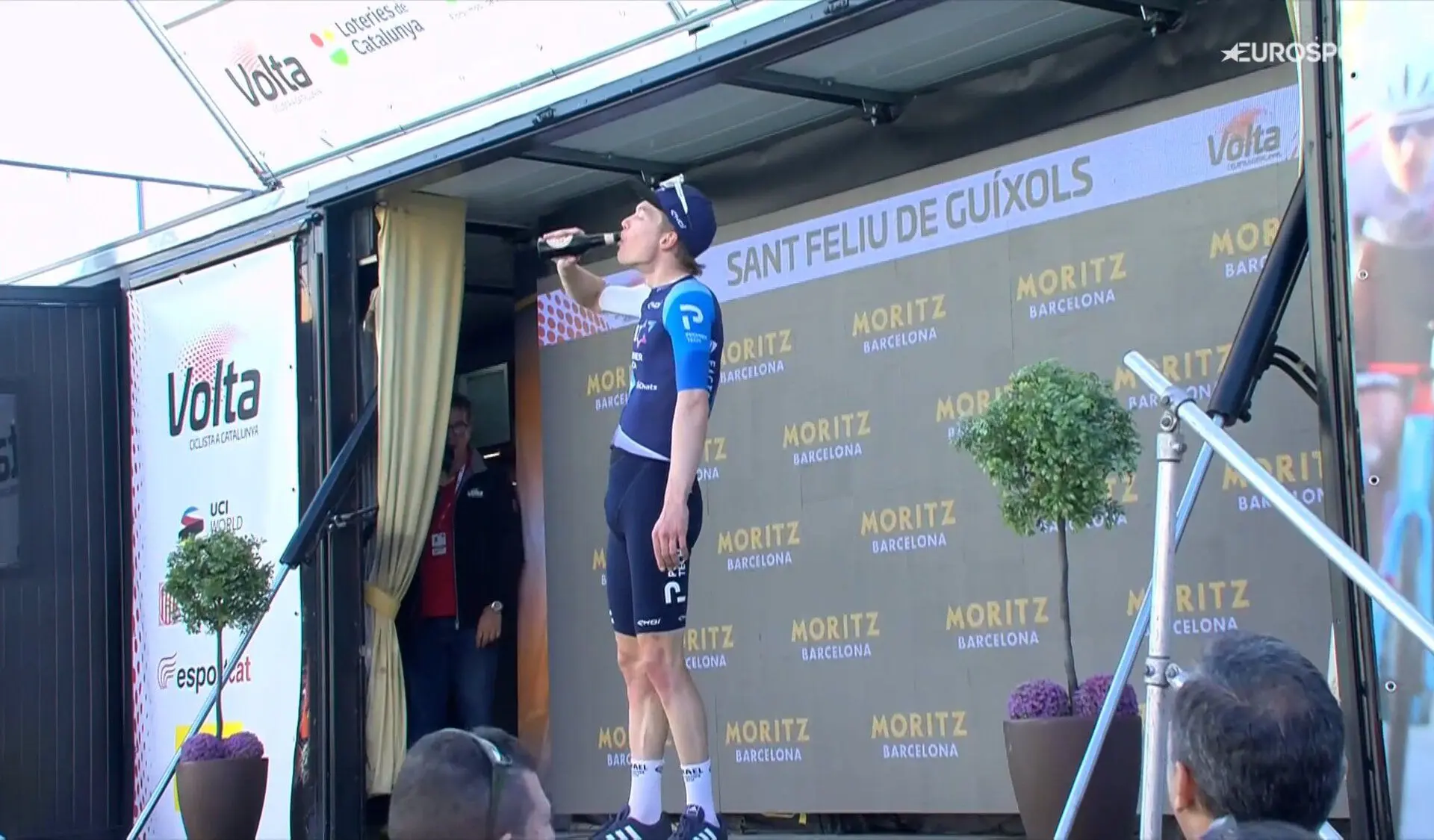 "Tadej Pogacar kwam als een kogel" - Nick Schultz verrast peloton met late aanval en wint eerste etappe in de Volta a Catalunya