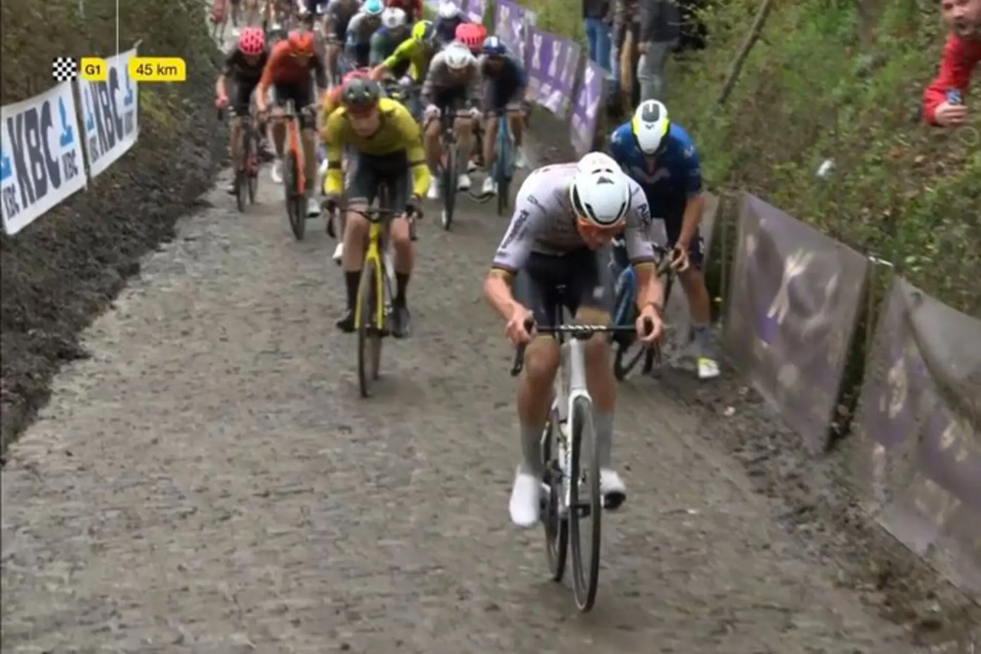 VIDEO: Ronde van Vlaanderen of cyclocross? Mathieu van der Poel vliegt stilstaande concurrentie voorbij op natte kasseien van de Koppenberg