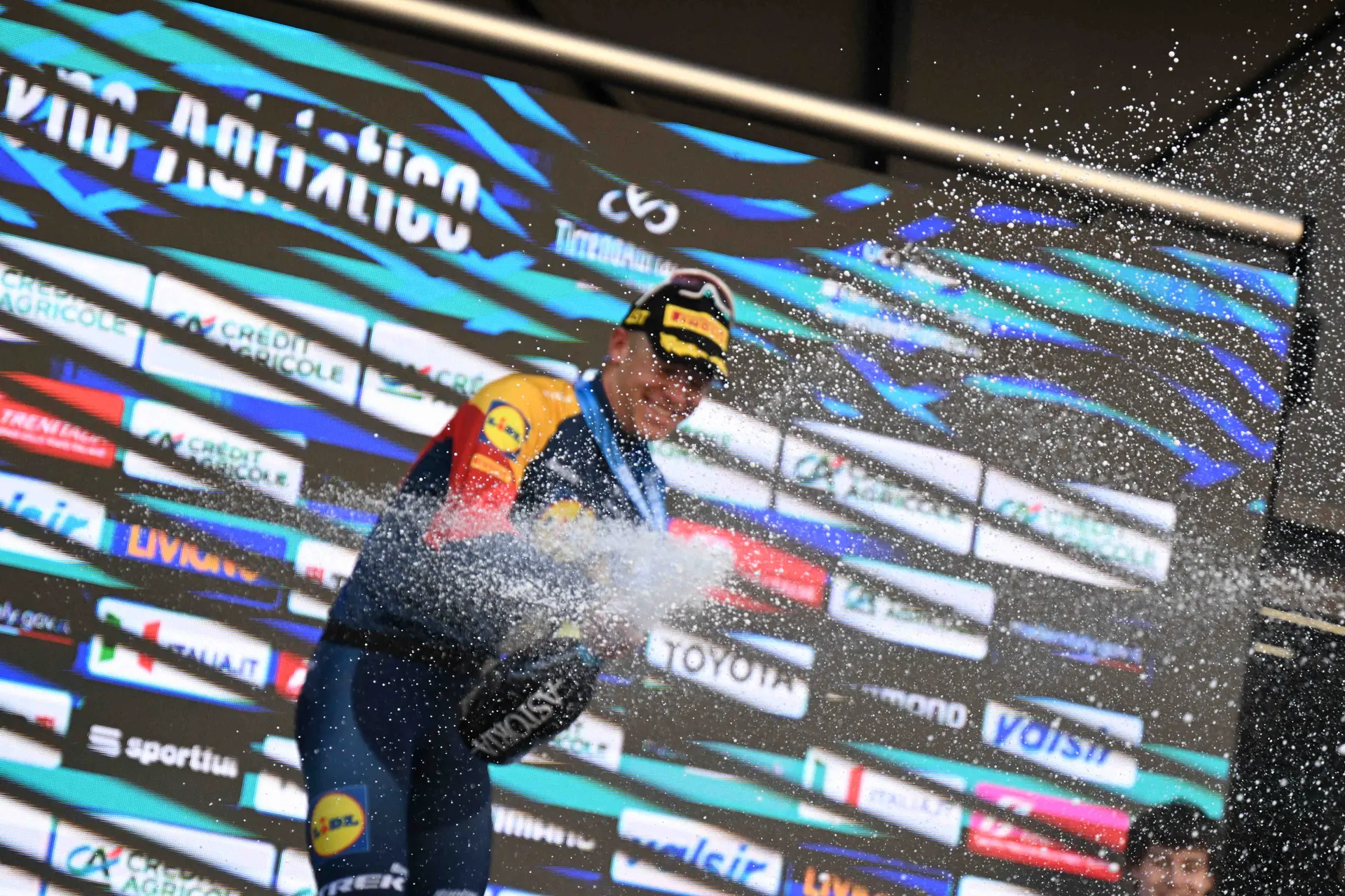 "Het was een hele zware dag" - Jonathan Milan pakt sprintzege in snelste Tirreno-Adriatico-etappe ooit