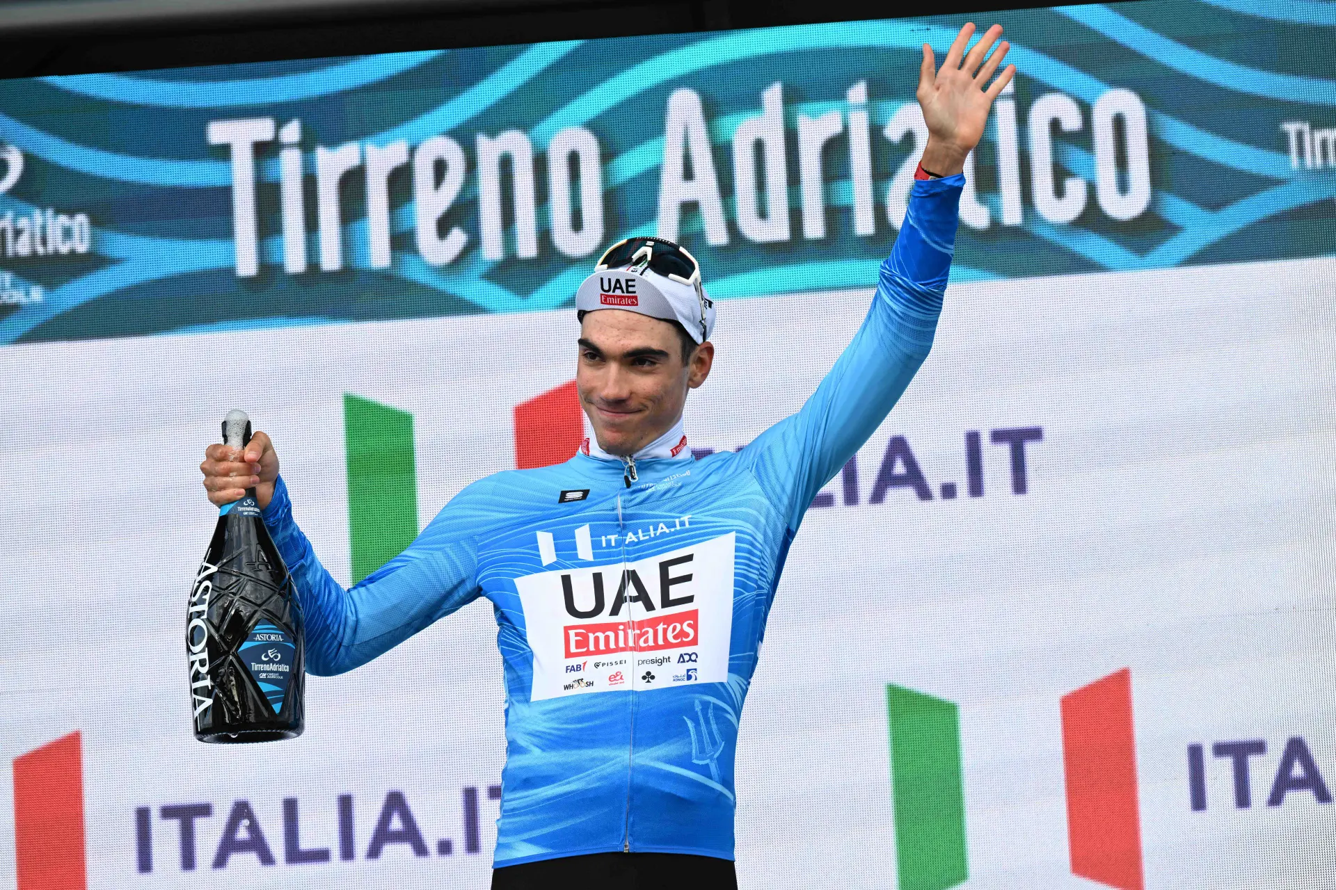 Juan Ayuso overleeft "hectische en gevaarlijke" finale in etappe 2 van Tirreno-Adriatico en behoudt de leiding algemeen klassement