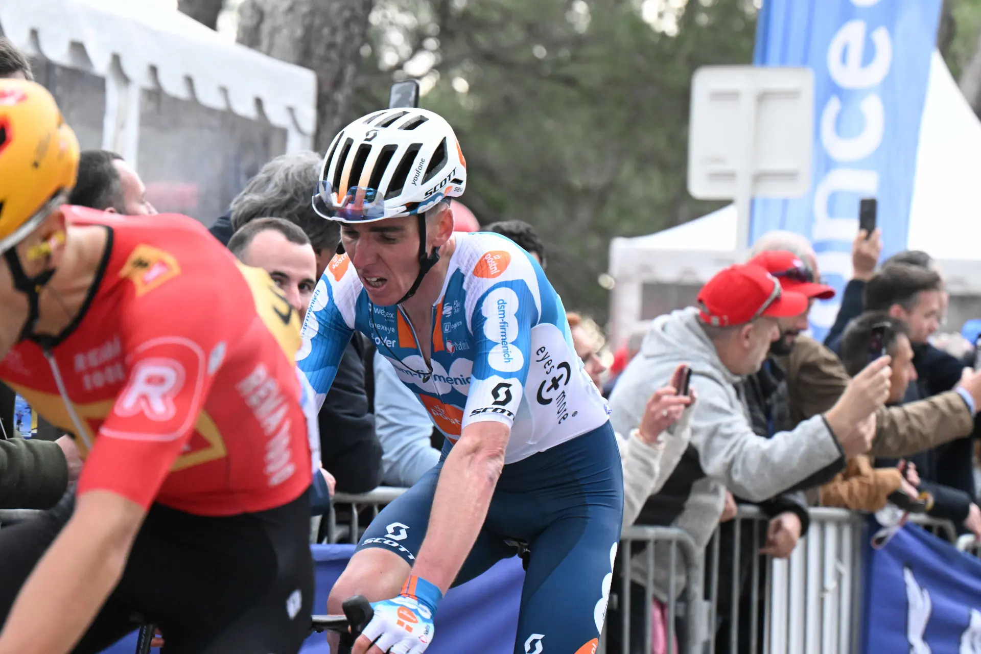 "Het is goed om terug te zijn in Italië" - Romain Bardet 9e in openingsetappe van Tour of the Alps