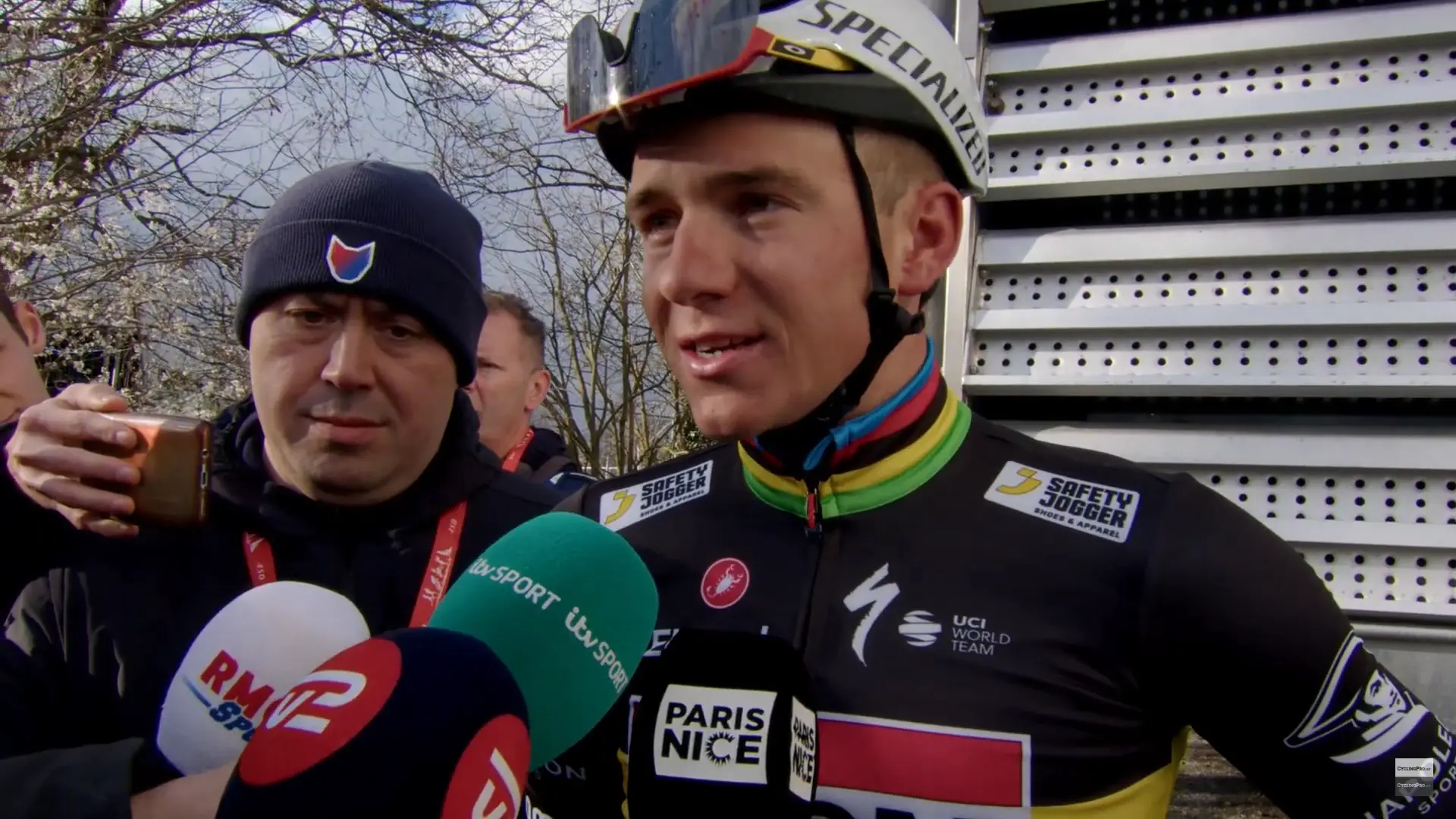 "Dat is altijd mooi meegenomen" - Remco Evenepoel pakt eenzame bonusseconde in etappe 2 van Ronde van Baskenland
