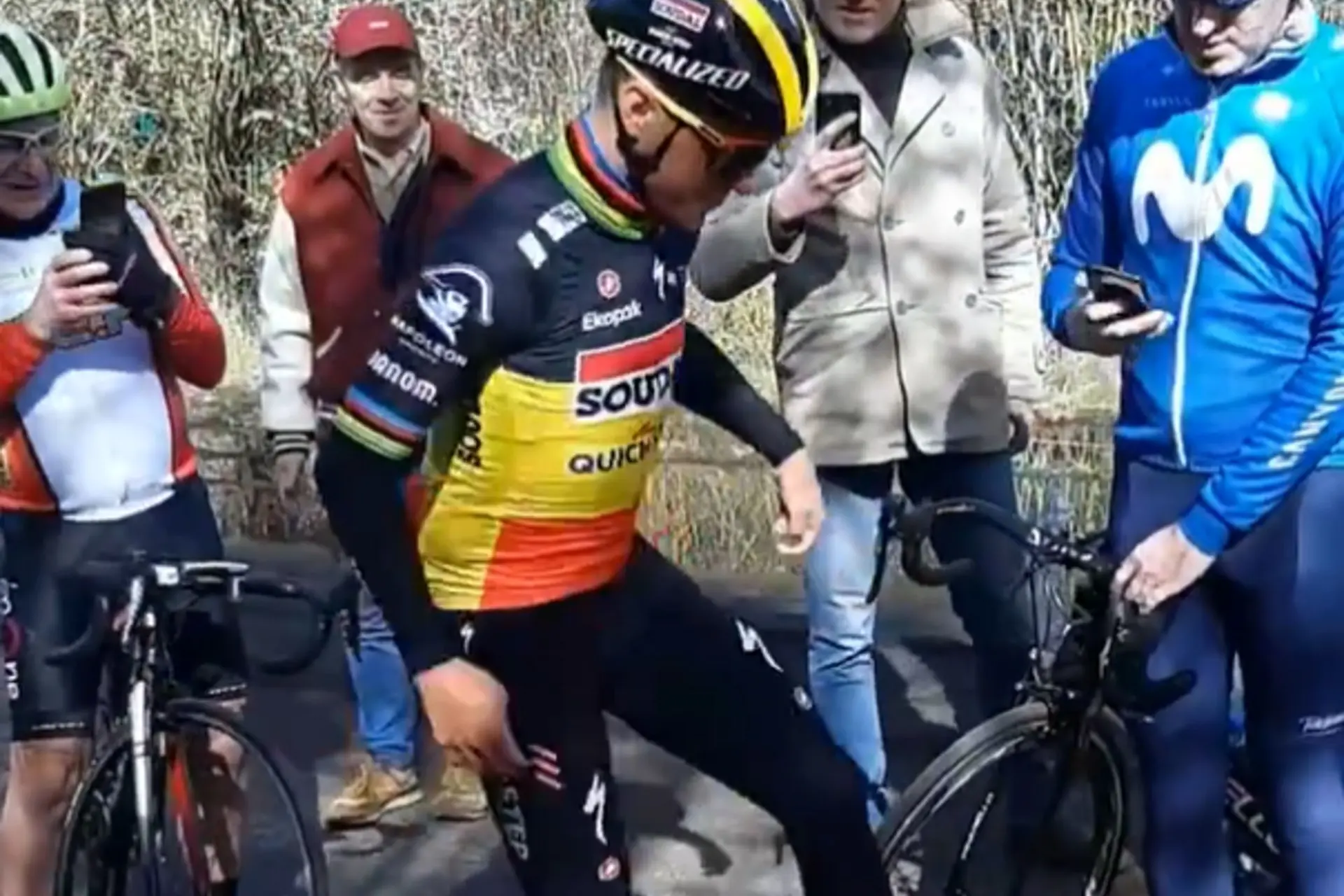 VIDEO: Remco Evenepoel houdt balletje hoog met fans langs de weg
