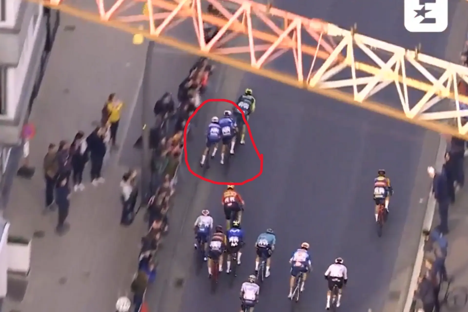 VIDEO: Controversiële finale bij Classic Brugge-De Panne als Jasper Philipsen & Tim Merlier contact maken