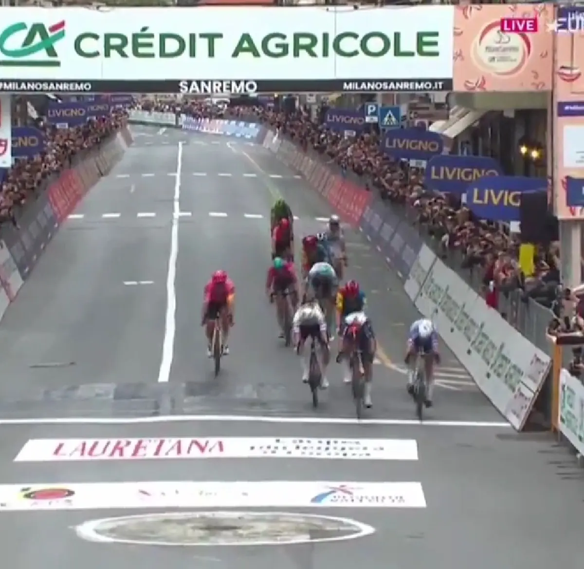 VIDEO: De spannende slotkilometer van Milano-Sanremo waarin Jasper Philipsen naar de overwinning sprintte