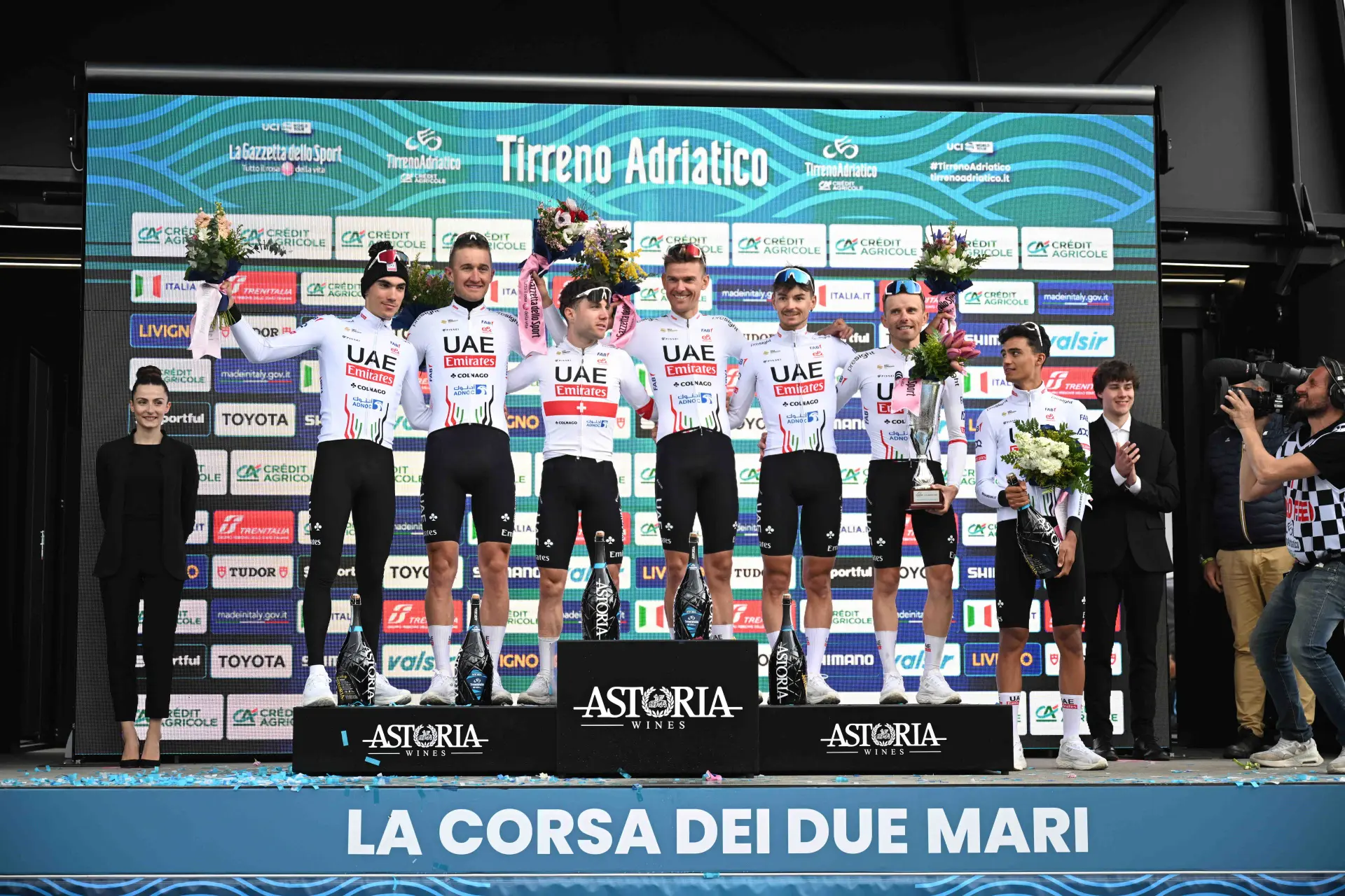 "Het is een team van niets zonder Tadej Pogačar" - Nederlandse journalist over de teamdynamiek van UAE Team Emirates in Parijs-Nice
